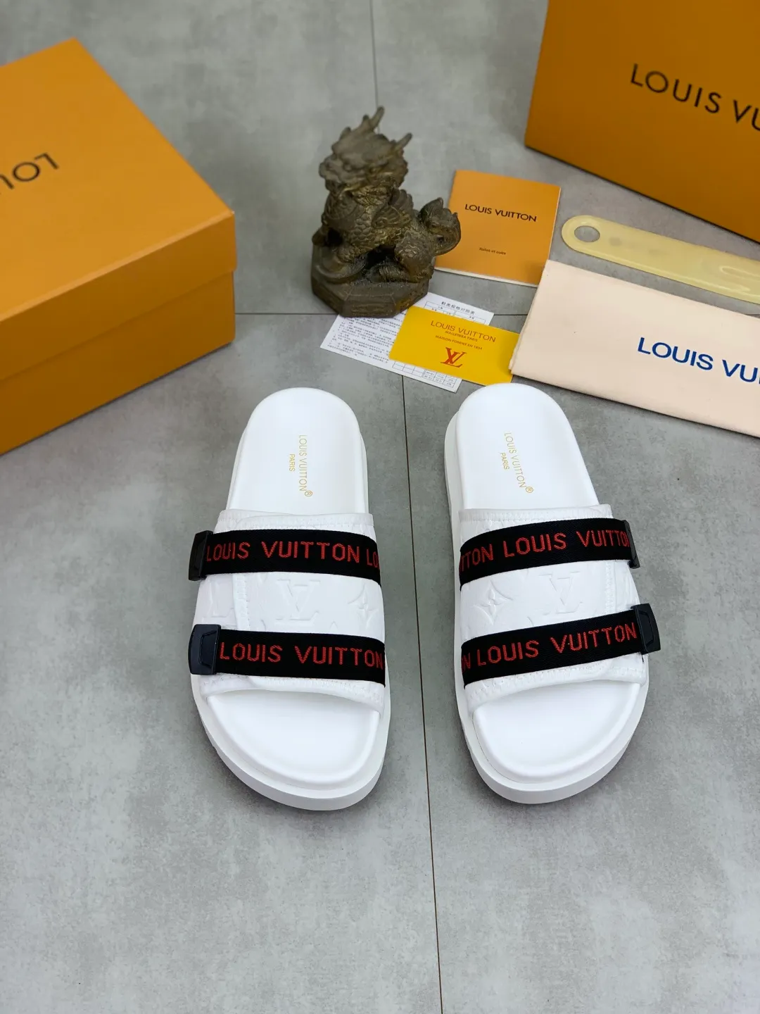 Men's shoes 💰P320💰【New style】🆘 Original quality 【LOUIS VUITTON】The popular Louis Vuitton LV men's slippers on the official website are on sale simultaneously! Original fabric imported from Italy, original factory special supply, code number: 38-44 (45 customized), many colors available